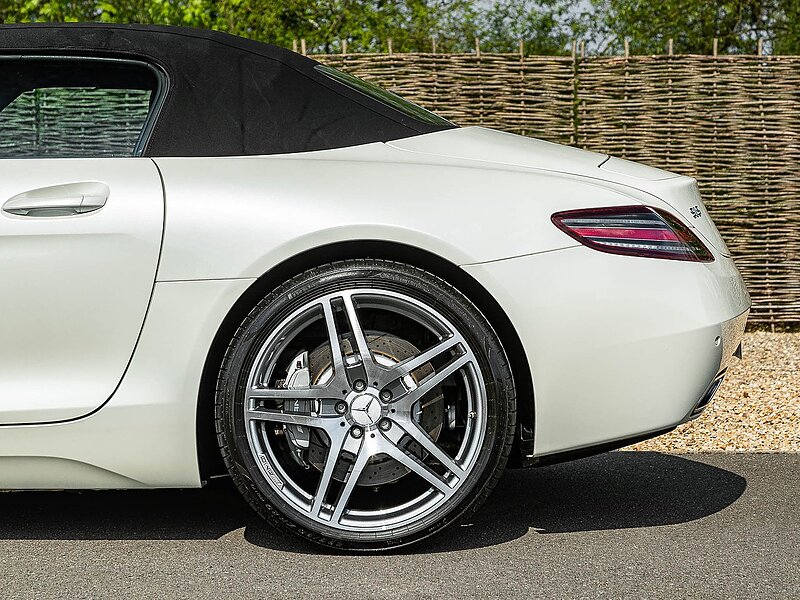 Mercedes-Benz SLS AMG Roadster - Large 16